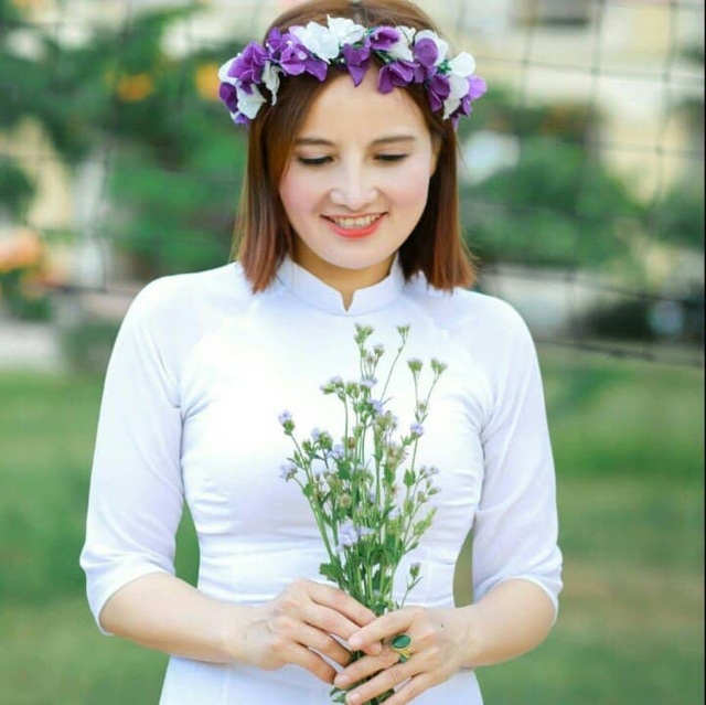 Nữ cựu Chủ tịch xã tuổi 45 với giấc mơ giảng đường - 2 Chị Minh xinh đẹp trẻ trung khi chụp ảnh kỷ yếu với lớp học. (Ảnh: NVCC)
