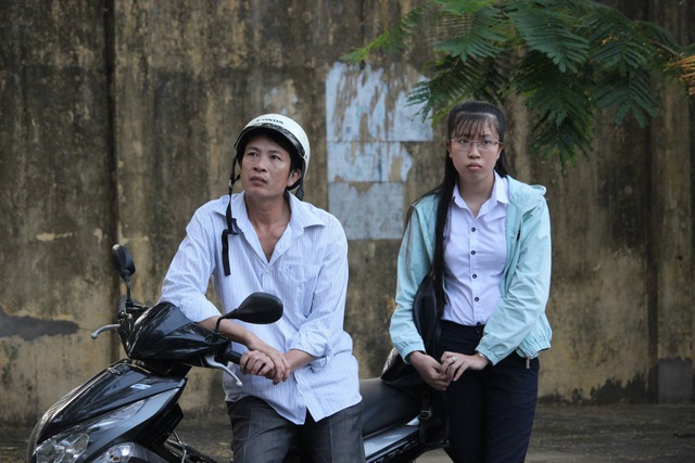 Thí sinh đến sớm chuẩn bị thi môn Ngữ Văn - 3
(Ảnh: Trung Thi)