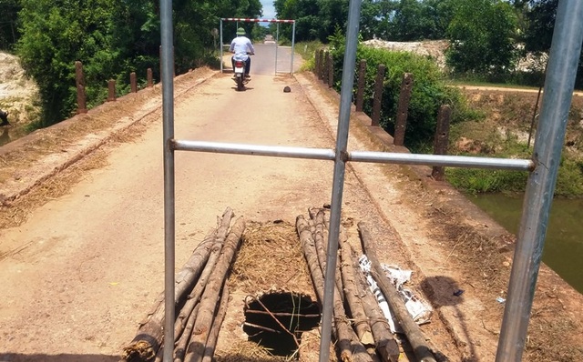 Người dân “nín thở” qua... cầu thủng - 1 Chính quyền làm khung sắt ngăn 2 đầu cầu để hạn chế phương tiện đi qua