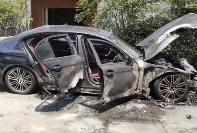 Cháy xe BMW 5-Series sau lễ thắp hương mừng xe mới - 3 Cháy xe BMW 5-Series sau lễ thắp hương mừng xe mới - 3