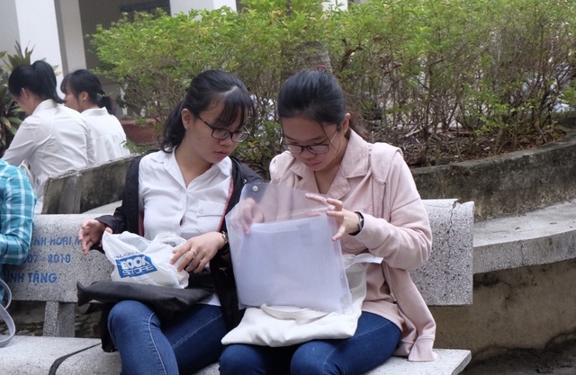 Thí sinh đến sớm chuẩn bị thi môn Ngữ Văn - 4 Thí sinh đến sớm chuẩn bị thi môn Ngữ Văn - 4