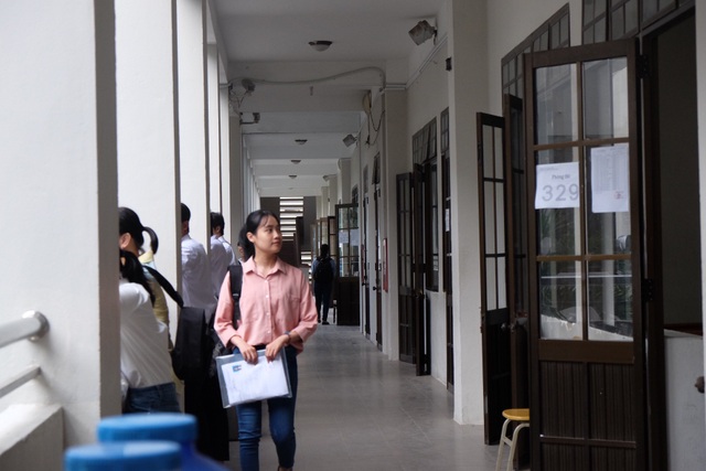 Thí sinh đến sớm chuẩn bị thi môn Ngữ Văn - 5 Thí sinh Đà Nẵng trước buổi thi môn Ngữ Văn. (Ảnh: Khánh Hiền)