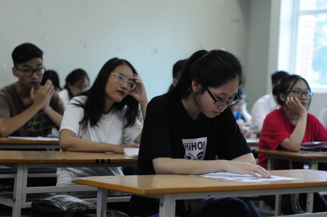 Đề tiếng Anh THPT quốc gia 2018: "Sẽ không có mưa điểm 9 và 10 như năm ngoái" - 1 Đề được phân hóa khá rõ ràng, khoảng 35 câu ở mức dễ, trung bình, trong đó có nhiều kiến thức nằm trong chương trình sách giáo khoa lớp 11, 12. (Ảnh: Mỹ Hà).