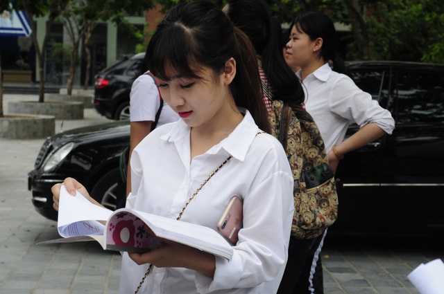 Đề Ngữ văn THPT quốc gia 2018: "Một số học sinh có thể bị... đánh lừa" - 2 Thí sinh sau buổi thi THPT quốc gia đầu tiên tại Hà Nội. (Ảnh: Mỹ Hà).