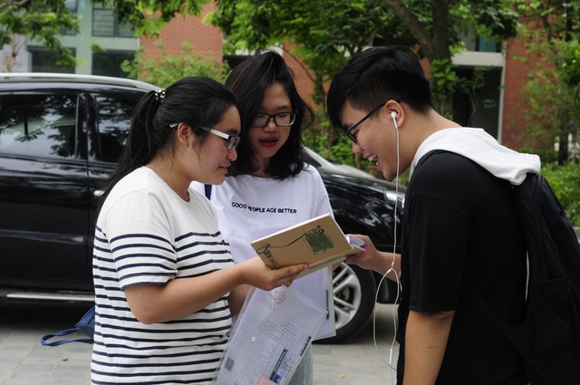 Giáo viên nổi tiếng gợi ý giải môn Ngữ văn kỳ thi THPT quốc gia 2018 - 2 Thí sinh dự thi THPT quốc gia 2018 tại điểm thi THPT Lương Thế Vinh.