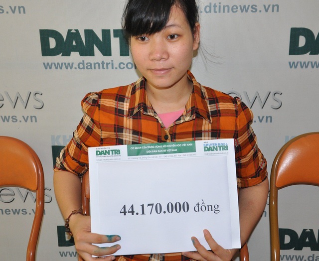 Hơn 44 triệu đồng tiếp tục đến với người mẹ có 2 con bệnh não - 3 Hương nhận món quà của bạn đọc Dân trí tặng.