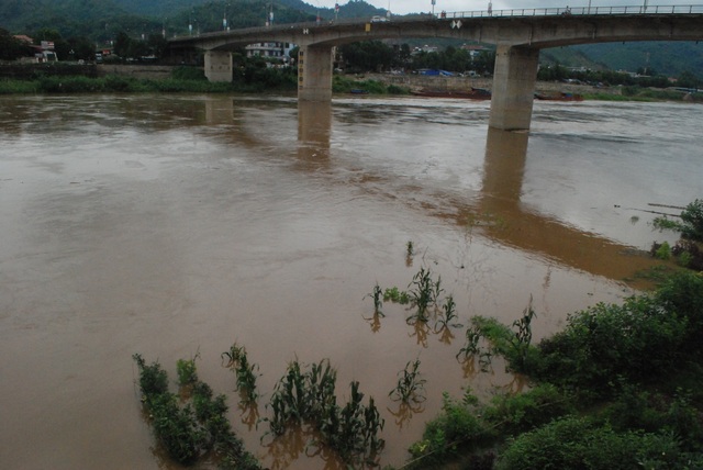 Nước sông Hồng ở thành phố Lào Cai đang dâng cao - Ảnh chụp 9h ngày 25/6/2018.