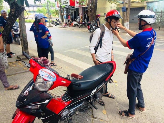 Xúc động cảnh thanh niên tình nguyện dìu thí sinh bị thương vào trường thi - 3 Đưa thí sinh đến điểm thi