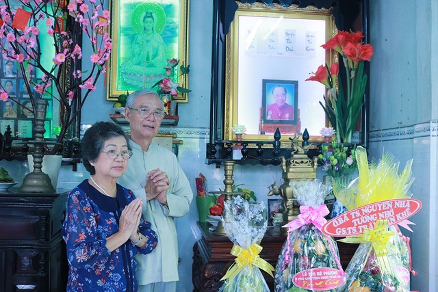 Xúc động tưởng niệm 3 năm ngày mất cố GS-TS Trần Văn Khê - 5 Tiến sĩ sử học Nguyễn Nhã chưa bao giờ vắng mặt trong các chương trình liên quan đến giáo sư Khê dù ông ngày một tuổi cao, sức yếu.