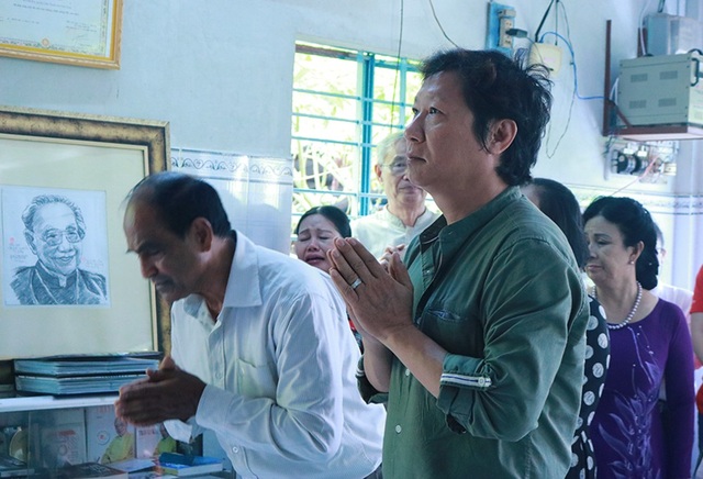 Xúc động tưởng niệm 3 năm ngày mất cố GS-TS Trần Văn Khê - 6
Chia sẻ về tâm trạng khi có mặt tại lễ giỗ lần 3 của giáo sư, nhà thiết kế Sỹ Hoàng cho biết: “Tôi thấy như giáo sư vẫn đang hiện diện, giáo sư không đi xa bởi những giá trị giáo sư để lại thì mọi người vẫn tiếp tục sống và làm theo điều giáo sư đã từng mong muốn, cho nên hôm nay không phải là cảmxúc buồn mà là sự nối tiếp, sự chia sẻ. Ngay cả khi nhìn lên di ảnh tôi thấy gương mặt giáo sư rất vui. Tôi tin ở cõi nào đó giáo sư cũng sẽ rất vui vì khi bác còn sống hay đi xa giáo sư vẫn bên cạnh mọi người và mọi người vẫn luôn nhớ đến giáo sư”.