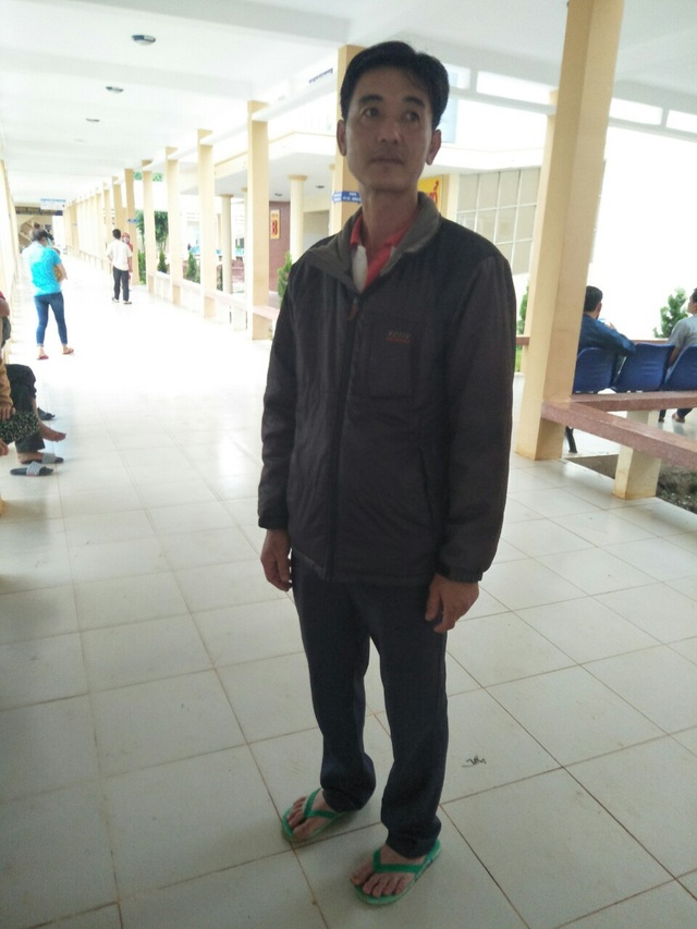 Gặp tai nạn trên đường đi, một thí sinh phải bỏ thi - 1 Phụ huynh của Tuấn đang chờ ngoài phòng hồi sức cấp cứu
