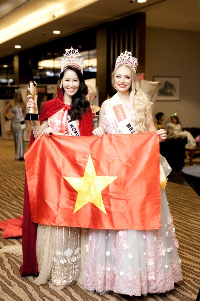 Dương Thuỳ Linh đăng quang Hoa hậu Phụ nữ Toàn thế giới 2018 - 3 Khi nghe tên Việt Nam được xướng lên là người chiến thắng, tôi rất sung sướng và tự hào hơn khi cầm lá cờ Tổ quốc vẫy chào mọi người”, Dương Thuỳ Linh nói.