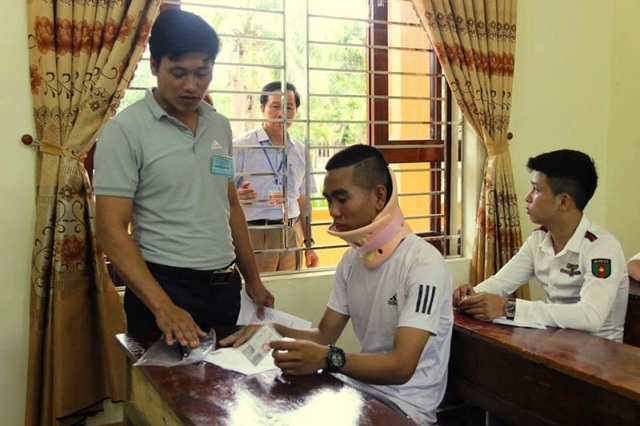Nén đau, hai thí sinh bị nạn vẫn cố gắng đi thi - 2 Trước ngày thi em Hoàng đã bị chấn thương phần xương cổ nhưng em đã nén nỗi đau để dự thi.