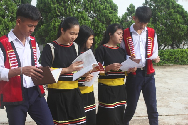 Nữ sinh mồ côi người Jrai nuôi ước mơ học ngành Báo chí - 2
Cô gái HTuyết (thứ hai từ trái qua phải) bên bạn bè trong kỳ thi THPT quốc gia.