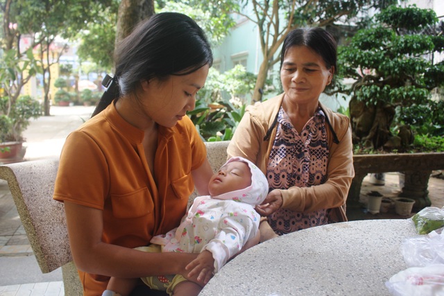 Người mẹ trẻ địu con 3 tháng tuổi đi thi, nuôi ước mơ làm cô giáo - 1 Người mẹ trẻ đìu con đi thi, nuôi ước mơ thành cô giáo