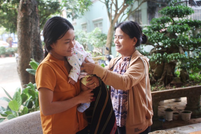 Người mẹ trẻ địu con 3 tháng tuổi đi thi, nuôi ước mơ làm cô giáo - 3
Người mẹ trẻ người Jrai địu con 3 tháng tuổi đi thi.