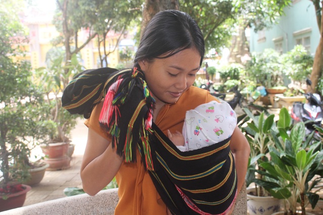 Người mẹ trẻ địu con 3 tháng tuổi đi thi, nuôi ước mơ làm cô giáo - 2 Tình yêu của H’Đanila luôn dành cho con và vừa cố gắng ôn thi