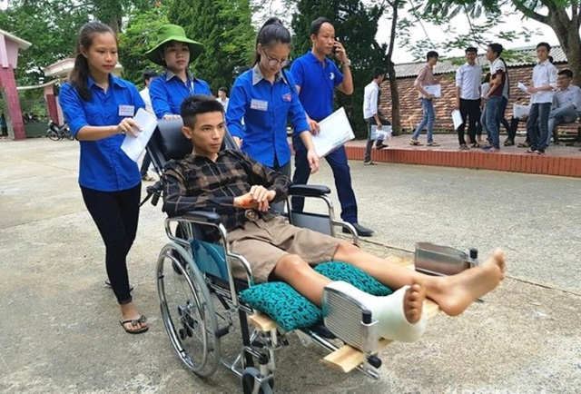 Nén đau, hai thí sinh bị nạn vẫn cố gắng đi thi - 1 Thí sinh Nguyễn Văn Mạnh phải nhờ đến sự giúp đỡ của đội tình nguyện để đi thi.