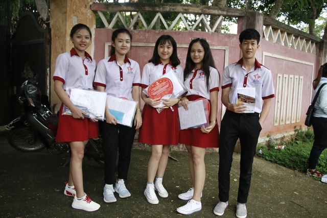 Nữ sinh bị cưa chân với ước mơ vào trường ĐH Luật TP.HCM - 3 Em được các bạn bè cùng trường yêu quý