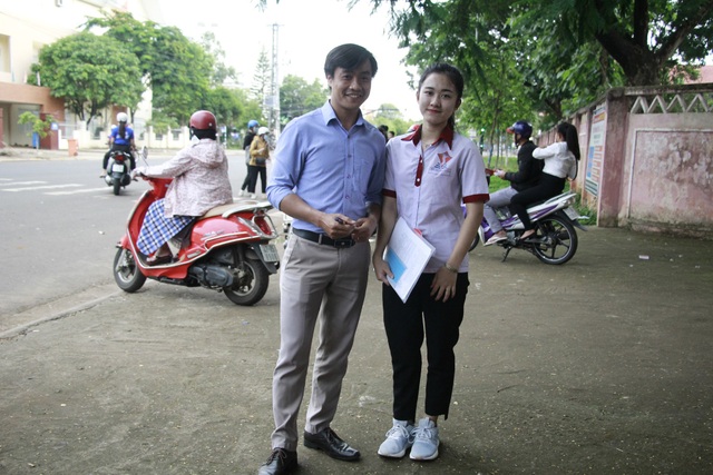 Nữ sinh bị cưa chân với ước mơ vào trường ĐH Luật TP.HCM - 4 Được Ban giám hiện nhà trường đưa đón đến điểm thi