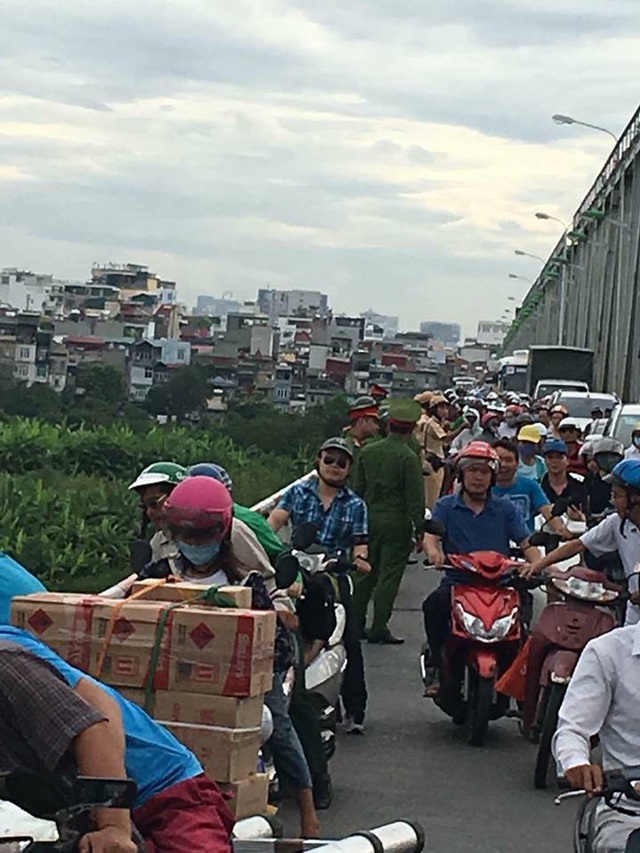 Hà Nội: Giải cứu người phụ nữ đòi nhảy cầu Chương Dương xuống sông Hồng - 2 Vụ việc khiến cho giao thông qua lại cầu Chương Dương trở nên ùn ứ (Ảnh: fb)