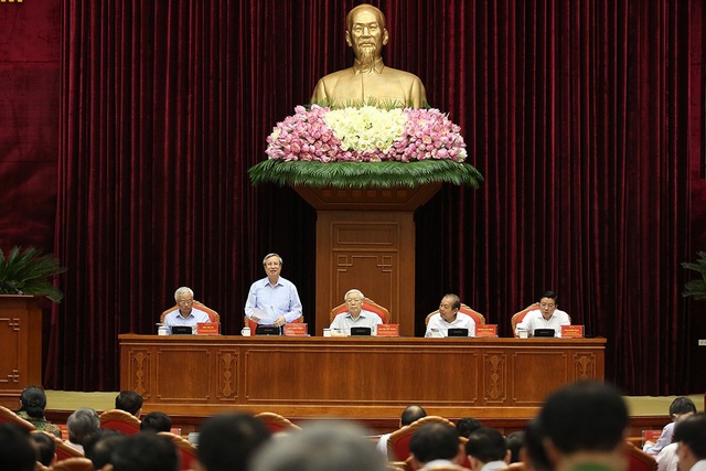 Vụ Vinashin, lần theo dòng tiền tìm ra khoản tham ô trăm tỉ của Giang Kim Đạt - 2
Việc thu hồi tài sản tham nhũng cũng được Thường trực Ban Bí thư Trần Quốc Vượng (thứ hai từ trái qua) đánh giá là một chuyển biến rất quan trọng liên quan đến xử lý án tham nhũng, kinh tế. (Ảnh: Nam Trần)