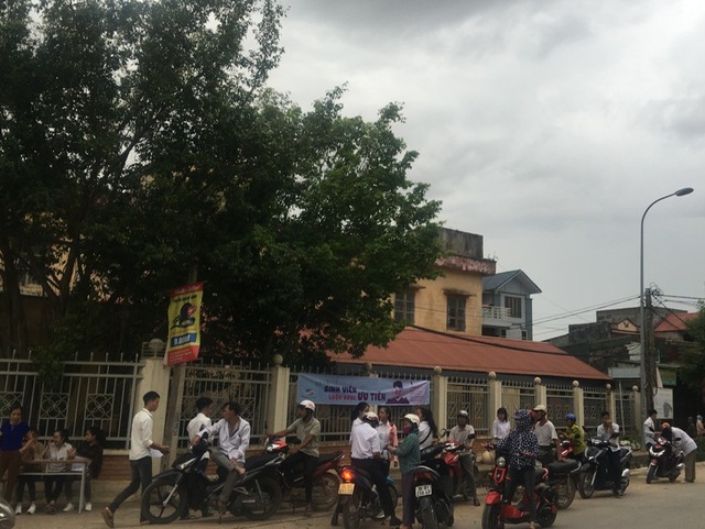 Thí sinh đến sớm chuẩn bị thi môn Ngữ Văn - 14 Nhiều thí sinh được người nhà đưa đến điểm thi từ sáng sớm