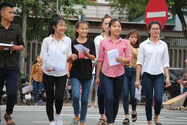 Thí sinh đến sớm chuẩn bị thi môn Ngữ Văn - 16
Các sĩ tử khá thoải mái trong môn thi đầu tiên. (Ảnh: Xuân Sinh)