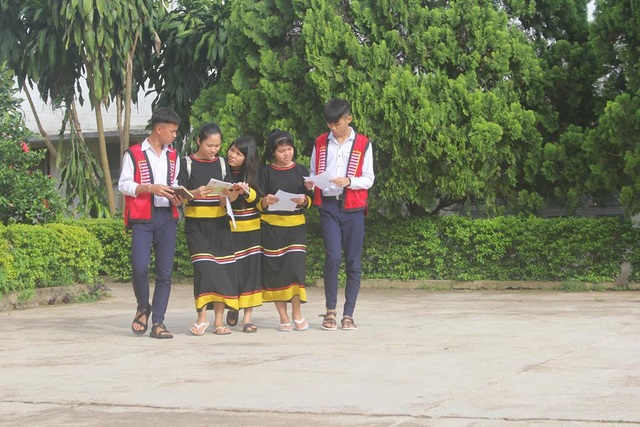 Thí sinh đến sớm chuẩn bị thi môn Ngữ Văn - 19
Các thí sinh đồng bào Jrai thuộc trường PTDTNT tỉnh Gia Lai đến trường thi môn đầu tiên. Ảnh: Phạm Hoàng)