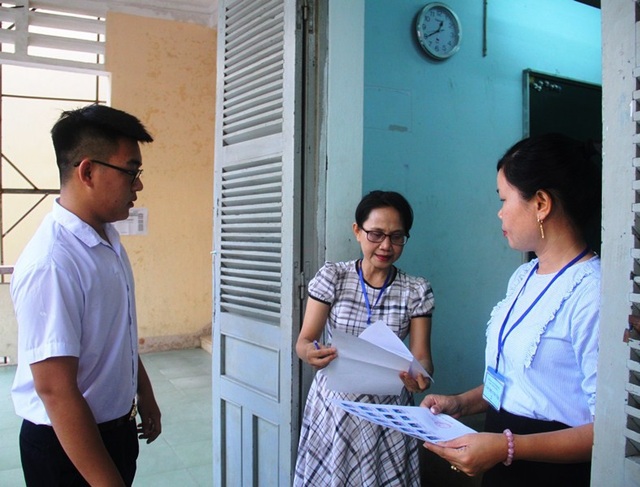 Thí sinh đến sớm chuẩn bị thi môn Ngữ Văn - 35 Thí sinh chuẩn bị bước vào phòng thi (ảnh Doãn Công).