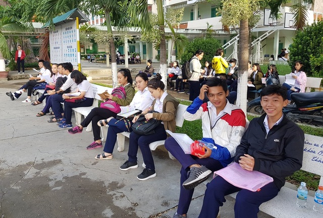 Thí sinh đến sớm chuẩn bị thi môn Ngữ Văn - 41
Thí sinh tại điểm thi trường THPT Nguyễn Văn Trỗi (TP Nha Trang, Khánh Hòa) đến điểm thi sớm, sáng 25/6 (Ảnh: Viết Hảo)