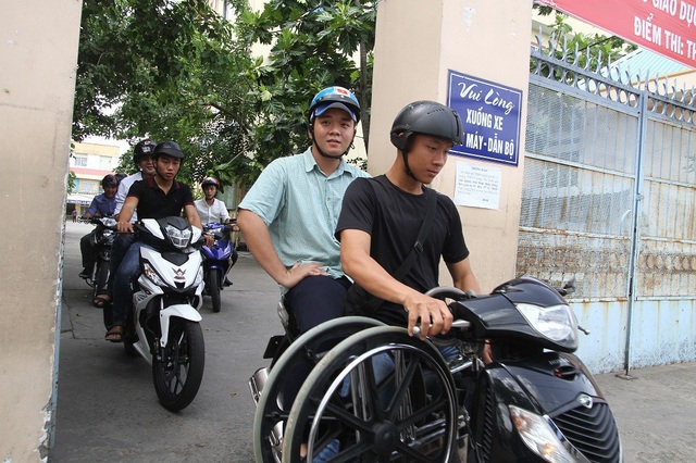 Bị đứt động mạch tay phải, thí sinh phải nhờ cán bộ chép hộ bài thi Văn - 2
Em Nguyễn Thiện Nhân bị tai nạn đứt gân chân, gãy vai trái. Rời phòng thi trong tâm trạng phấn khởi, em cho biết: Em làm bài thi môn đầu tiên rất tốt. Em hy vọng sẽ đạt kết quả cao trong kỳ thi năm nay. Em Nhân vào phòng thi bằng xe lăn và được bạn rước khi vừa hoàn thành môn thi đầu tiên.