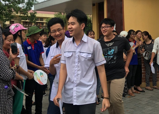 Vẫn có thí sinh bị đình chỉ do mang tài liệu vào phòng thi môn Văn - 2 Các thí sinh dự thi môn Ngữ văn (Ảnh: Duy Tuyên)