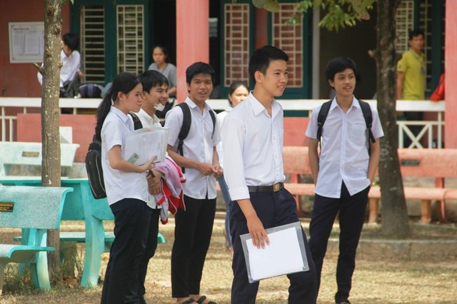 Vẫn có thí sinh bị đình chỉ do mang tài liệu vào phòng thi môn Văn - 3
Thí sinh Quảng Trị hoàn thành bài thi môn Văn. (Ảnh: Đ. Đức)