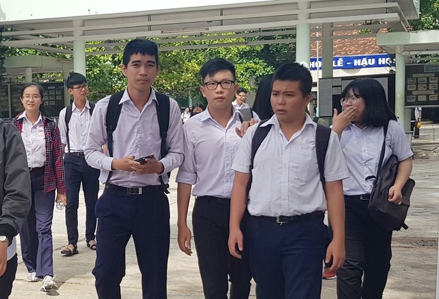 Vẫn có thí sinh bị đình chỉ do mang tài liệu vào phòng thi môn Văn - 5
Thí sinh dự thi môn Ngữ văn kỳ thi THPT quốc gia 2018 tại Nha Trang, Khánh Hòa (Ảnh: Viết Hảo)