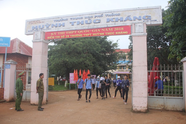 Đề Toán khó, thí sinh chỉ làm được khoảng 60% - 6 Thí sinh tan thi tại điểm thi Trường THPT Huỳnh Thúc Kháng, huyện Ia Grai, tỉnh Gia Lai). (Ảnh: Phạm Hoàng)