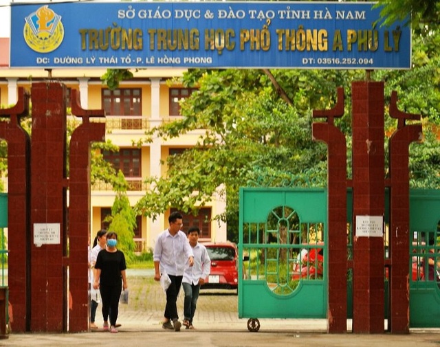 Đề Toán khó, thí sinh chỉ làm được khoảng 60% - 10 Những thí sinh đầu tiên bước ra khỏi Hội đồng thi THPT A Phủ Lý