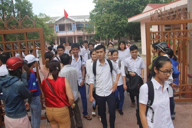 Đề Toán khó, thí sinh chỉ làm được khoảng 60% - 12
Các thí sinh ra về sau buổi thi Toán. (Ảnh: Đ. Đức)