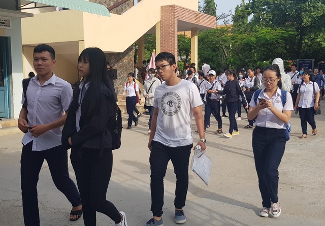 Đề Toán khó, thí sinh chỉ làm được khoảng 60% - 13 Nhiều thí sinh dự thi môn Toán khá buồn vì cho rằng đề khó (Ảnh: Viết Hảo)