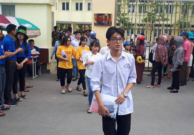Đề Toán khó, thí sinh chỉ làm được khoảng 60% - 26
Các thí sinh dự thi môn Toán, kỳ thi THPT quốc gia 2018 tại Thanh Hóa. (Ảnh: Duy Tuyên)