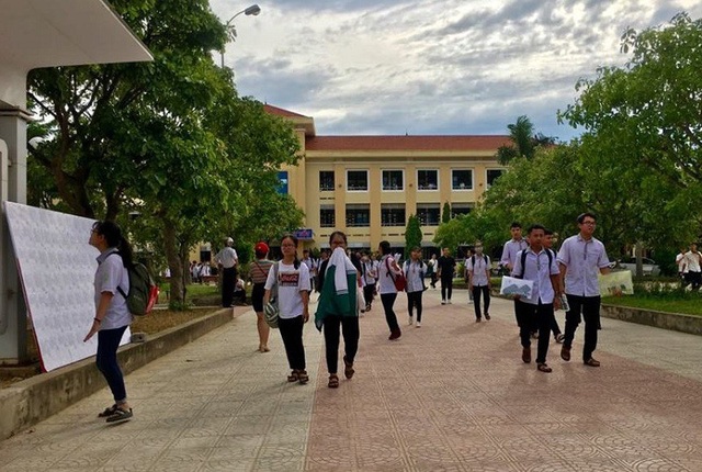 Hàng trăm thí sinh vắng mặt trong buổi thi Toán - 2
Trong ngày thi đầu tiên, tại Quảng Bình có 80 lượt thí sinh bỏ thi. (Ảnh: Tiến Thành)