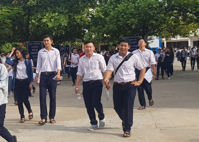 Hàng trăm thí sinh vắng mặt trong buổi thi Toán - 3
Thí sinh Nha Trang (Khánh Hòa) ra về sau buổi thi Toán (Ảnh: Viết Hảo)