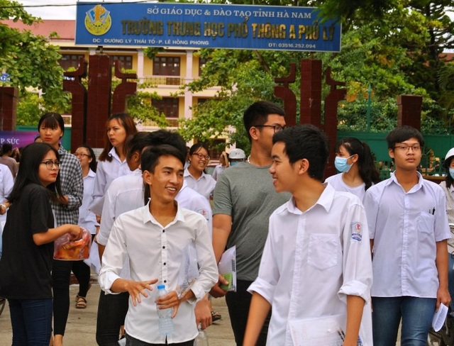 Hàng trăm thí sinh vắng mặt trong buổi thi Toán - 8
Các thí sinh Hà Nam tham dự kỳ thi THPT Quốc gia năm 2018. (Ảnh: Đức Văn)