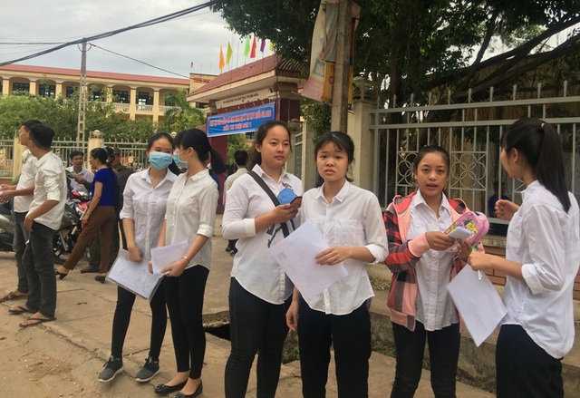 Thí sinh đến sớm chuẩn bị thi môn Ngữ Văn - 15
Nhiều thí sinh đứng ở ngoài điểm thi chờ đợi. (Ảnh: Duy Tuyên)