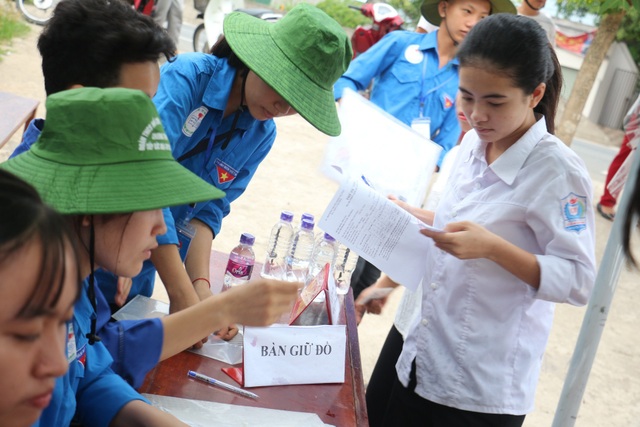 Thí sinh đến sớm chuẩn bị thi môn Ngữ Văn - 17
Các sĩ tử được tình nguyện viên giữ hộ các túi đồ cá nhân...