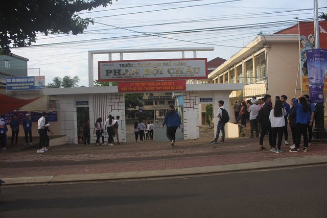 Thí sinh đến sớm chuẩn bị thi môn Ngữ Văn - 20
Tuy còn sớm nhưng cổng trường rất đông thí sinh đến để chuẩn bị tâm lý bước vào môn thi đầu tiên. Ảnh: Phạm Hoàng)