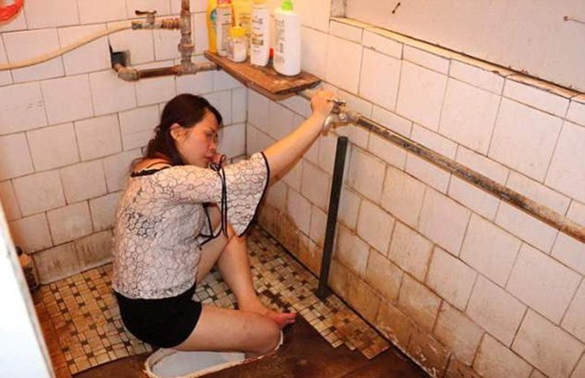 Hy hữu: Cô gái say xỉn kẹt chân trong hố xí - 1 Vụ việc kỳ lạ diễn ra vào thứ Ba vừa rồi ở tỉnh Quảng Tây, Trung Quốc