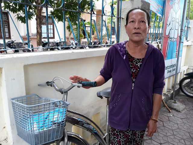 Thí sinh đến sớm chuẩn bị thi môn Ngữ Văn - 31
Bà Phạm Thị Thảo sát cánh cùng con đến điểm thi trường THPT Trần Quốc Tuấn (TP. Quảng Ngãi) trên chiếc xe đạp. (Ảnh: Quốc Triều)