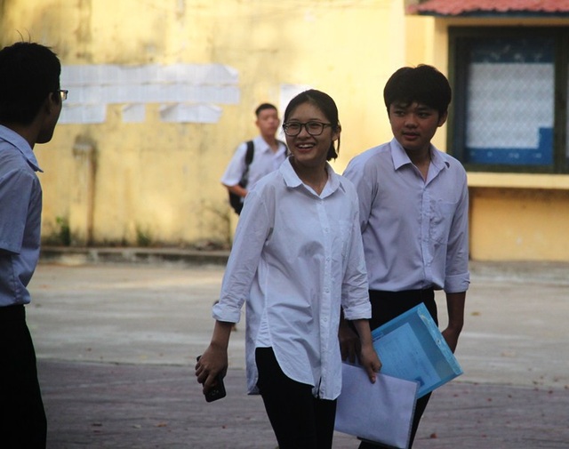 Thí sinh đến sớm chuẩn bị thi môn Ngữ Văn - 36
Thí sinh tại Bình Định tự tin bước vào môn thi đầu tiên Ngữ văn. (Ảnh: Doãn Công)