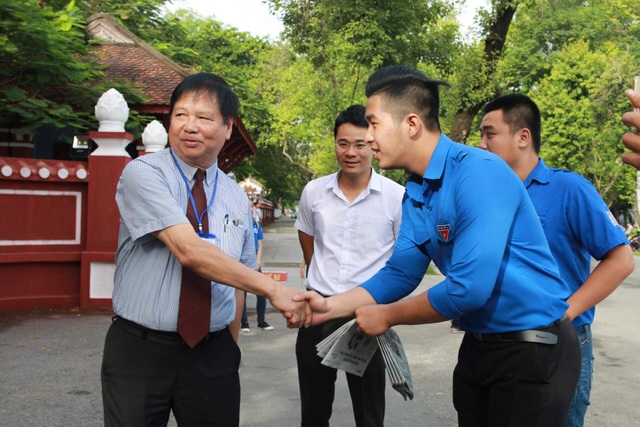 Thí sinh đến sớm chuẩn bị thi môn Ngữ Văn - 39 Ông Nguyễn Dung, Phó Chủ tịch UBND tỉnh Thừa Thiên Huế bắt tay động viên các tình nguyện viên làm nhiệm vụ ngoài phòng thi